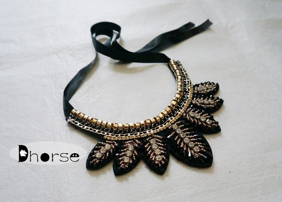 Handmade отделяемый страз Bling отбортовал ожерелье ворота, форму листьев