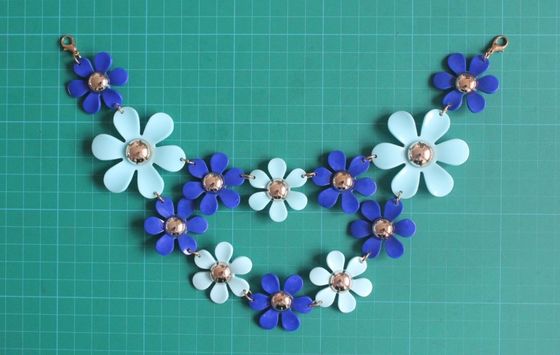 Зацветите ожерелье ABS материальное handmade с зажимами омара золота, синий и светлый - синь